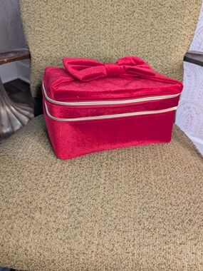 Estee Lauder Red Velvet Bow Cosmetic Case